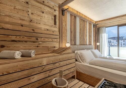 Dettaglio della Romantic Suite Detox con sauna privata in legno all'Hotel Mirabello a Fiera di Primiero