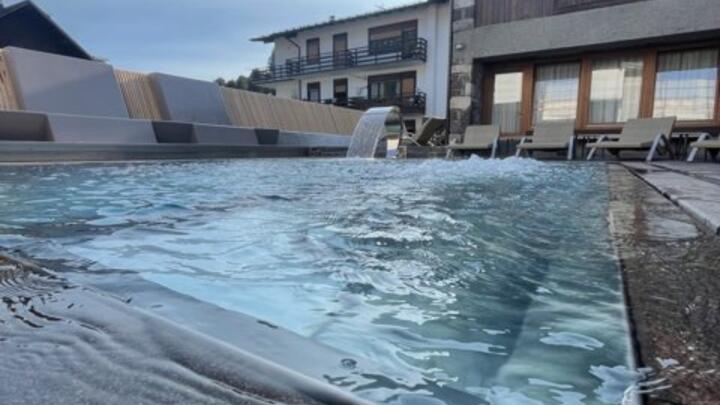 Nuova piscina al aperto riscaldata