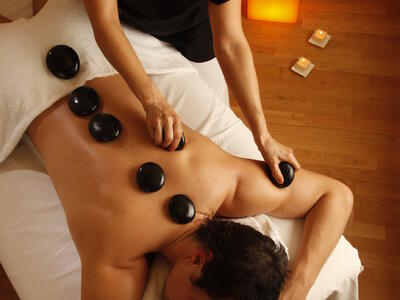Stone massage (magari  mentre i piccoli giocano).