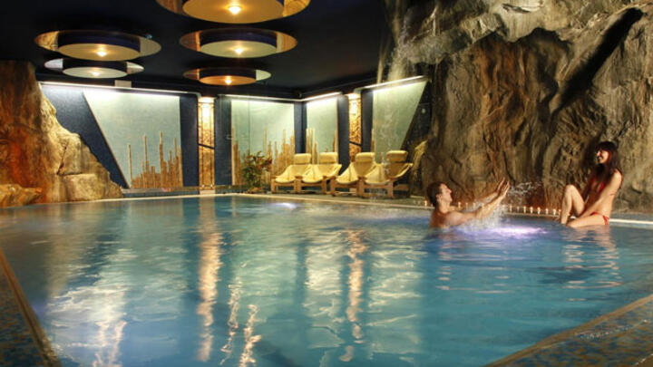 Nuova piscina al aperto riscaldata